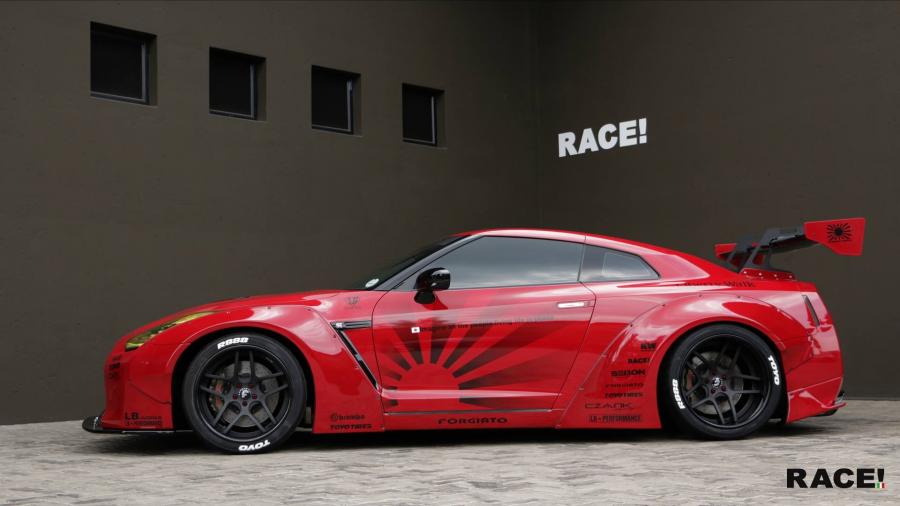  Nissan GT-R by Liberty Walk and RACE! 2017 года  (фото 2 из 8)